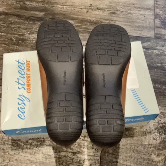 Easy Street Shoes Womens Size 8.5 Wide Tan Comfort‎ Wave Slip On Loafers NEW - Picture 10 of 11